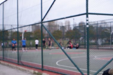 Güneşli bir günde odaklanamayan basketbol sahası