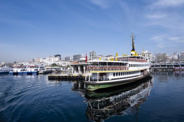 Limandaki Price Adaları feribotu