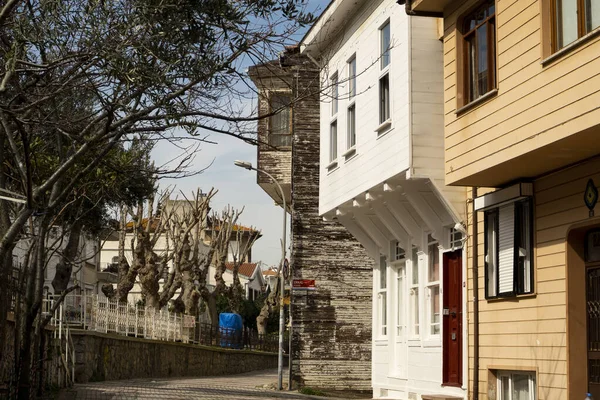 Prens adaları heybeli ada eski ahşap evler