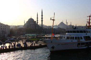 İstanbul eminonu meydanı feribottan görünüyor.