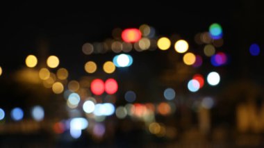 Geceleri renkli bokeh ışıkları