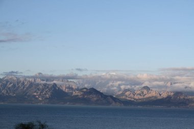 Antalya 'daki dağlar ve deniz manzarası karla kaplı dağlarla