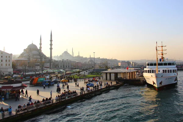 İstanbul eminonu meydanı feribottan görünüyor.