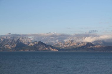 Antalya 'daki dağlar ve deniz manzarası karla kaplı dağlarla