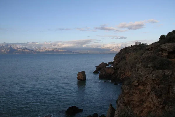 Antalya 'daki dağlar ve deniz manzarası karla kaplı dağlarla