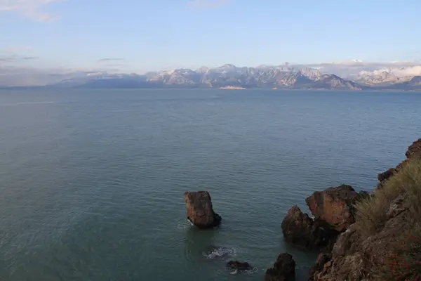 Antalya 'daki dağlar ve deniz manzarası karla kaplı dağlarla