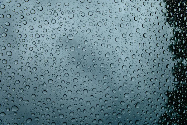 洒满雨滴的湿窗玻璃和室外多云天空的反光 摘要背景和墙纸 心情不好的概念 — 图库照片