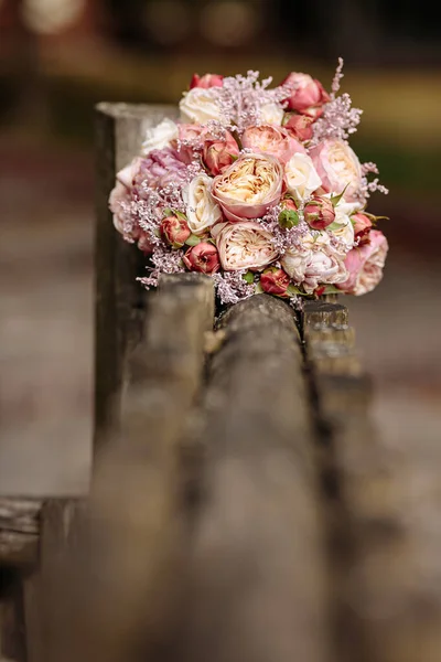Μοντέρνο Μπουκέτο Πολύχρωμα Λουλούδια Που Βρίσκονται Παλιό Ξύλινο Φράχτη Πάνω — Φωτογραφία Αρχείου