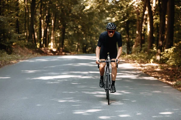 Starker Männlicher Athlet Radlerkleidung Schwarzem Helm Und Verspiegelter Brille Der — Stockfoto