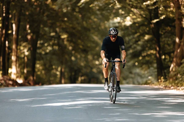 Cycliste Mature Actif Portant Une Tenue Sport Noire Casque Protection — Photo