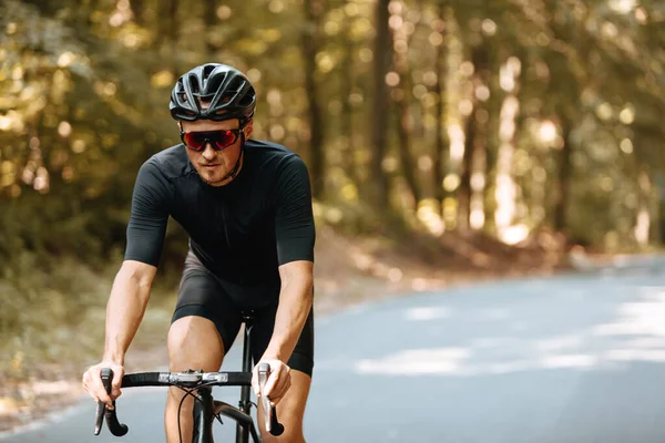 Brodaty Mężczyzna Ciała Sportowca Noszenie Odzieży Sportowej Kask Ochronny Okulary — Zdjęcie stockowe