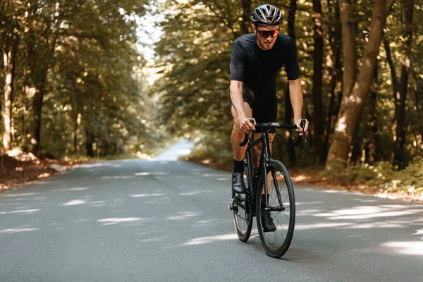 Fatigué Athlète Forte Dans Entraînement Vêtements Sport Noirs Sur Vélo — Photo