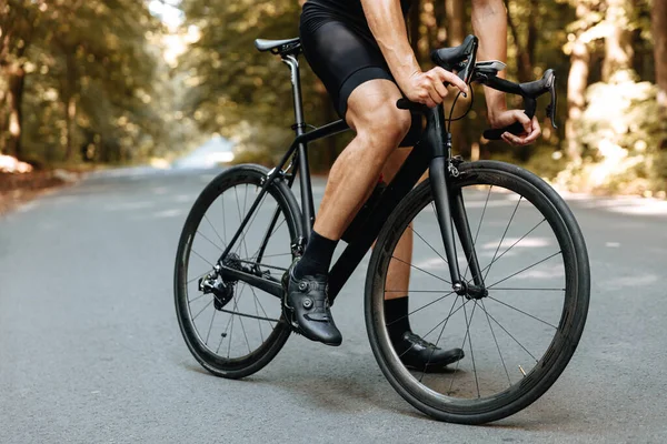 Großaufnahme Eines Reifen Mannes Sportkleidung Der Mit Seinem Schwarzen Fahrrad — Stockfoto