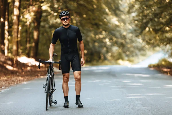 Silny Rowerzysta Odzieży Sportowej Kasku Ochronnym Spacerujący Rowerem Utwardzonej Drodze — Zdjęcie stockowe