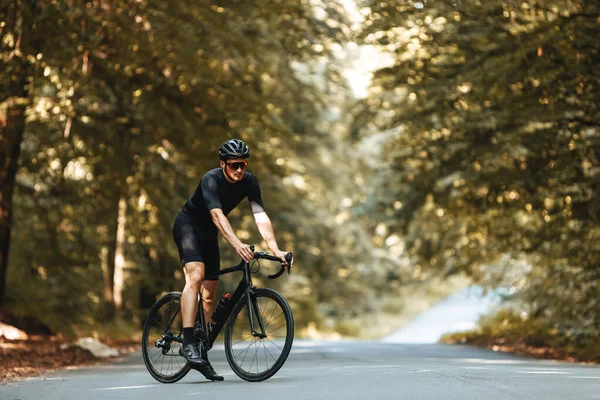 Dojrzały Sportowiec Sportowej Sylwetce Ubrany Odzież Rowerową Kask Okulary Stojące — Zdjęcie stockowe