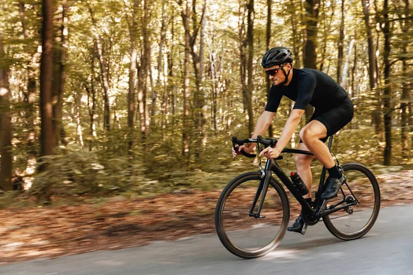 Seitenansicht Eines Reifen Mannes Mit Sportlichem Körper Schutzhelm Der Freien — Stockfoto