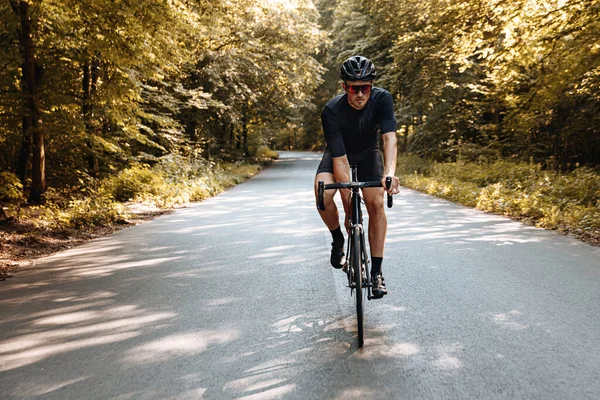 Aktiver Bärtiger Mann Sportkleidung Schutzhelm Und Verspiegelter Brille Beim Radfahren — Stockfoto