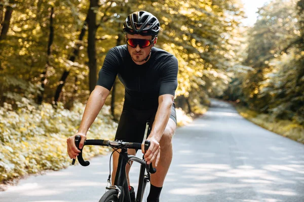 Bärtiger Mann Mit Athletischer Körperform Sportkleidung Und Verspiegelter Brille Der — Stockfoto