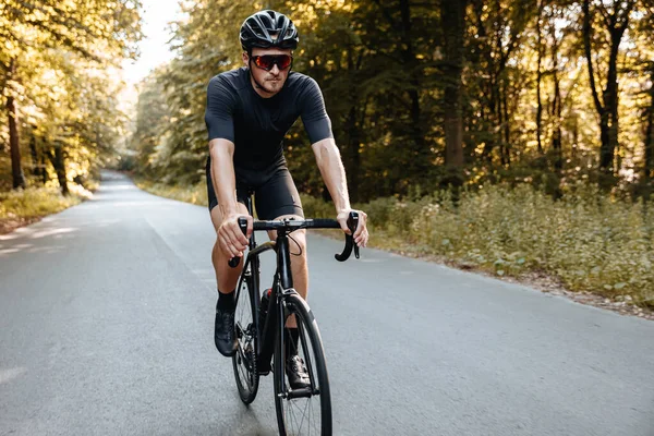 Radprofi Sportkleidung Und Schutzhelm Fährt Aktiv Fahrrad Auf Asphaltierter Straße — Stockfoto