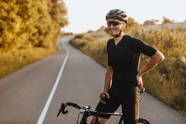 Gut Gelaunter Bärtiger Mann Aktivkleidung Schwarzem Helm Und Sportbrille Sitzt — Stockfoto