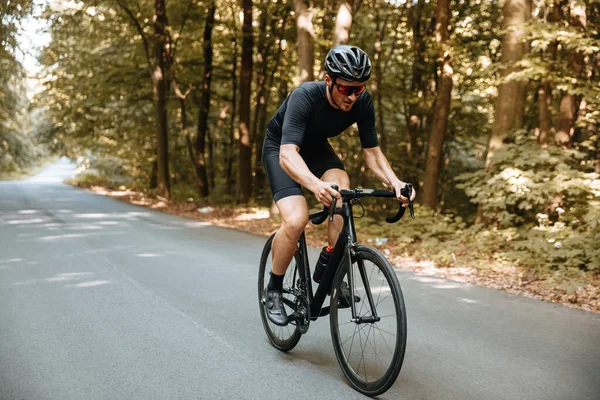 Aktive Bärtige Mann Sportkleidung Und Schwarzem Helm Fahrrad Fahren Mit — Stockfoto