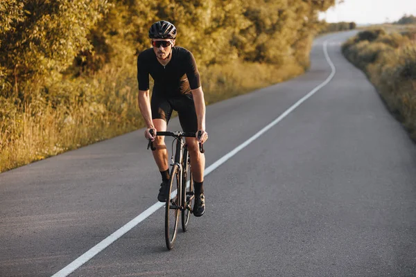 Silny Brodaty Sportowiec Stroju Rowerowym Jazda Rowerze Utwardzonej Drodze Zielonymi — Zdjęcie stockowe