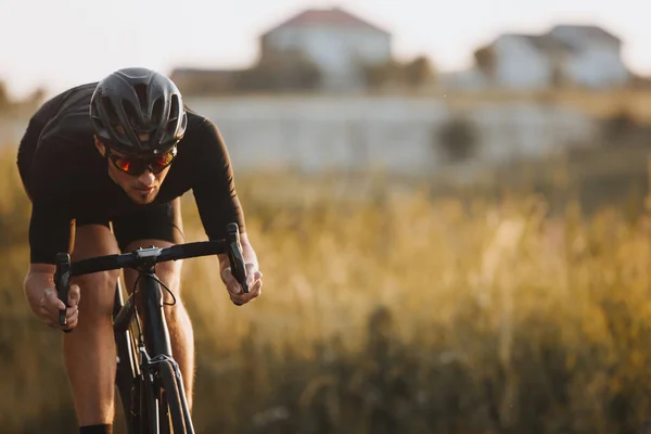 Zbliżenie Męskiego Sportowca Stroju Rowerowym Czarnym Hełmie Okularach Ochronnych Wygląda — Zdjęcie stockowe