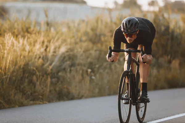 Aktiver Radprofi Schwarzer Sportkleidung Helm Und Brille Auf Der Gepflasterten — Stockfoto