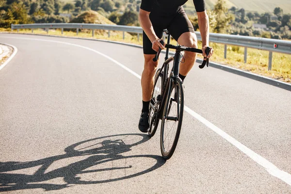 Nahaufnahme Eines Reifen Mannes Mit Kräftigem Körper Der Fahrradbekleidung Und — Stockfoto