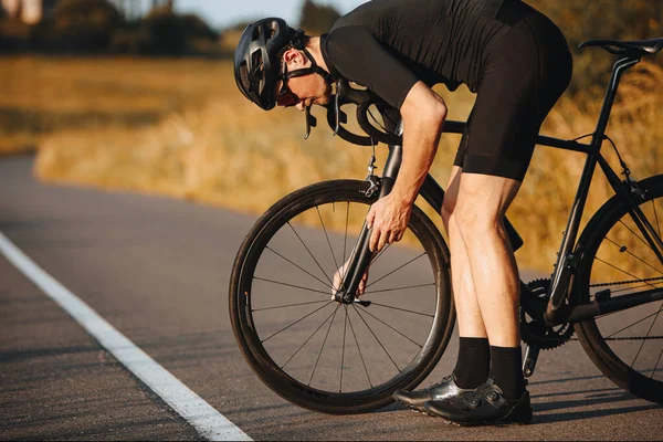 Vista Laterale Uomo Attivo Abbigliamento Sportivo Piedi Piegato Vicino Bici — Foto Stock