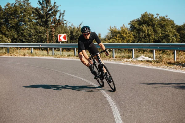スポーツウェア 保護ヘルメット 新鮮な空気の速い自転車に乗ってミラーガラスを身に着けている運動体を持つ成熟した男 スポーツ活動と健康的なライフスタイルの概念 — ストック写真