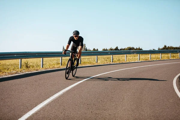 Aktiver Älterer Mann Sportkleidung Der Fahrrad Fährt Auf Gepflasterter Straße — Stockfoto