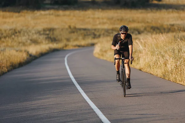 Reifer Sportler Aktivkleidung Schutzhelm Und Sonnenbrille Mit Fahrrad Und Wasserflasche — Stockfoto