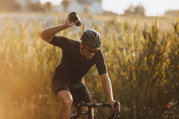 Profisportler Sportkleidung Schwarzem Helm Und Schutzbrille Spritzen Auf Dem Fahrrad — Stockfoto