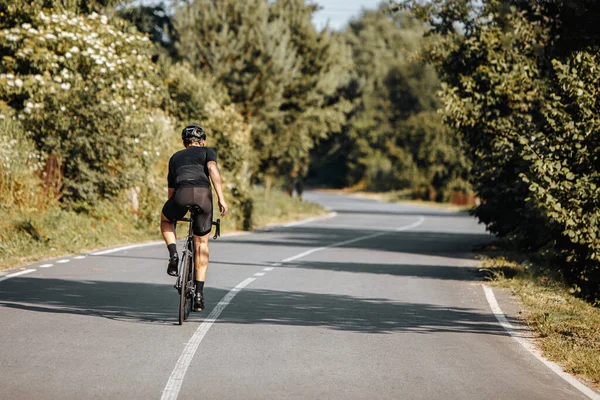 Rückenansicht Eines Männlichen Athleten Sportkleidung Und Schutzhelm Beim Radfahren Sonnigen — Stockfoto