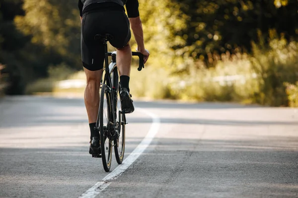 Rückenansicht Des Radfahrers Aktivkleidung Der Auf Gepflasterter Straße Mit Verschwommenem — Stockfoto