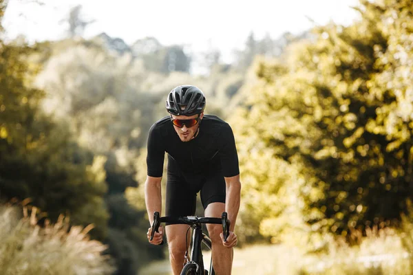 Porträt Eines Erwachsenen Bärtigen Mannes Radleroutfit Schutzhelm Und Brille Der — Stockfoto