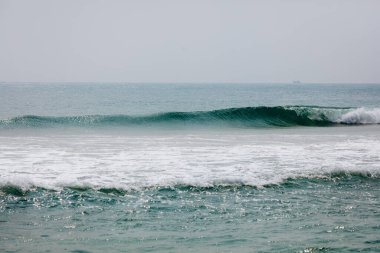 Ufuktaki mavi gökyüzüne bağlanan deniz dalgalarının güzel manzarası. Asya adasındaki tropik manzara. Doğal güzelliğin şaşırtıcı detayları..