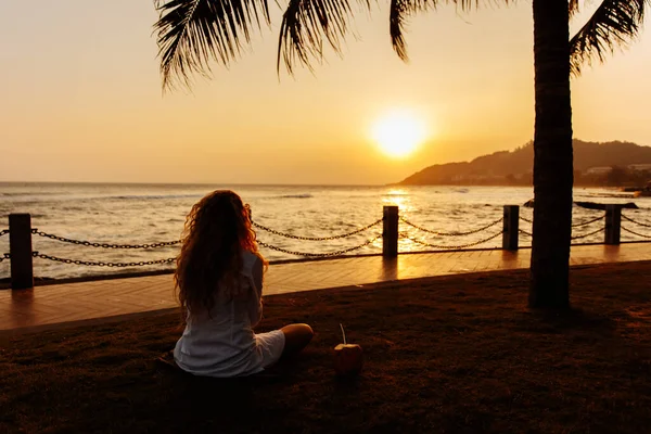 Back View Young Lady Curly Hair White Shirt Sitting Ground — Stock Photo, Image