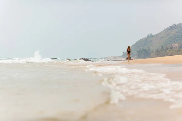 Back View Young Woman Black Bikini Walking Distance Seashore Beautiful — Stock Photo, Image