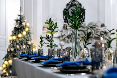 Profesyonel servis ve dekoratif öğelerle dolu bir ziyafet masası. Kutlama için güzel detaylar. Yemek şirketi kavramı