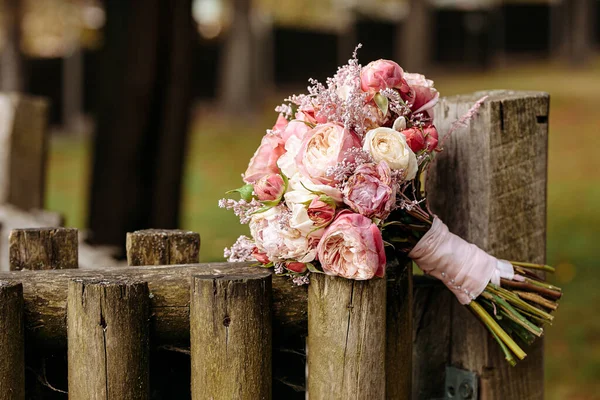 Bellissimo Bouquet Sposa Sdraiato Una Vecchia Recinzione Legno Sfondo Sfocato — Foto Stock