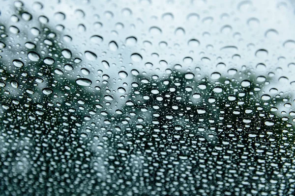 Naturalna Tapeta Przezroczystych Kropel Deszczu Szkle Okiennym Odbicie Zimnej Wiosennej — Zdjęcie stockowe