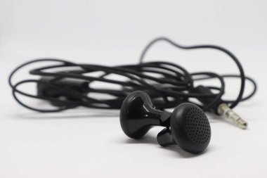 Beyaz arkaplanda siyah renkli kulaklıklar izole edildi