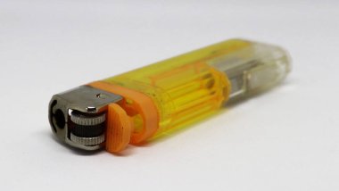 Plastik gaz çakmağı beyaz arkaplanda izole edildi