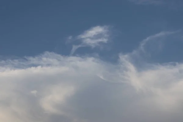 Cielo nuvoloso. Bianco nuvoloso con sfondo cielo blu — Foto Stock