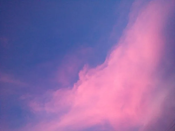 Céu. Nuvens vermelhas com fundo azul céu — Fotografia de Stock
