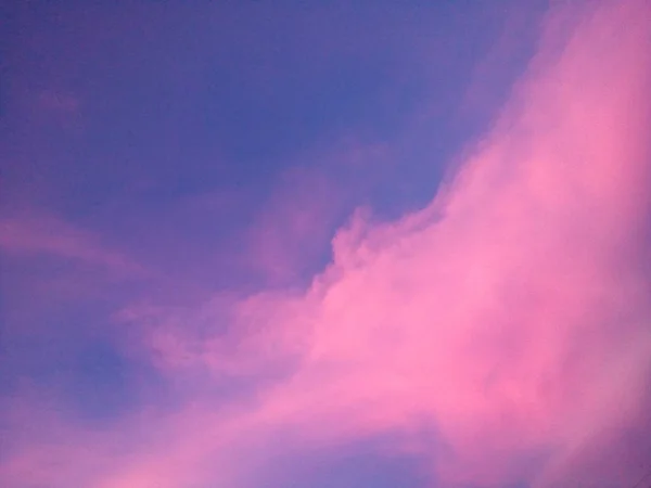 Ciel. Nuages rouges avec fond bleu ciel — Photo