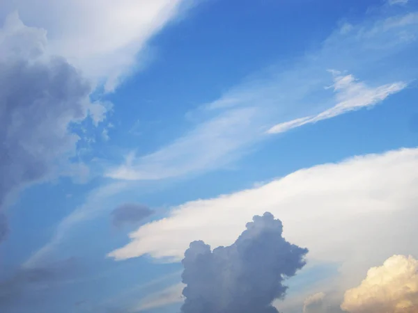 Kék Égbolt. Fehér felhős kék ég háttér — Stock Fotó