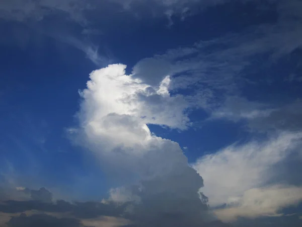 Fondo azul cielo con pequeñas nubes. panorama —  Fotos de Stock